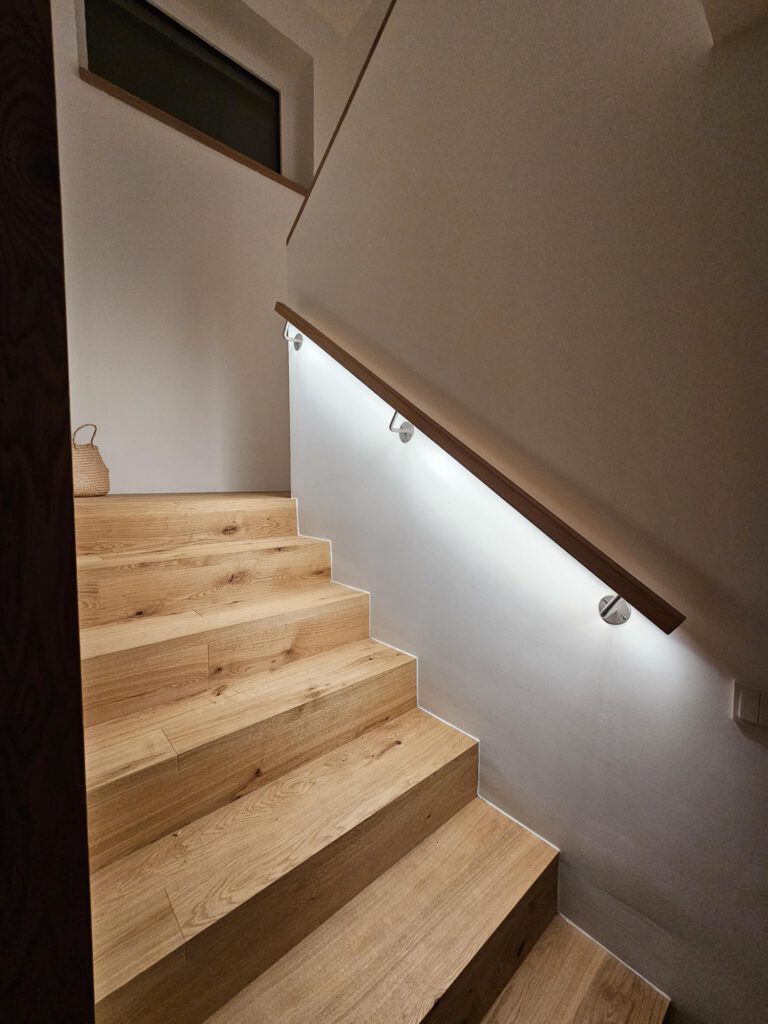 LAMANO 40×40 LED wooden handrail, private residence in Austria