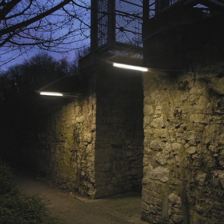 Wandleuchte FIACCOLA TYP 141an einer Außenmauer