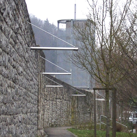 Wandleuchte FIACCOLA TYP 141an einer Außenmauer