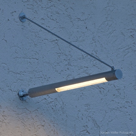 Wandleuchte FIACCOLA TYP 141an einer Außenmauer