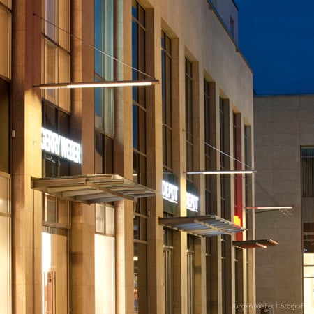 Wandleuchte FIACCOLA TYP 141an einer Außenmauer