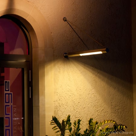 Wandleuchte FIACCOLA TYP 141an einer Außenmauer