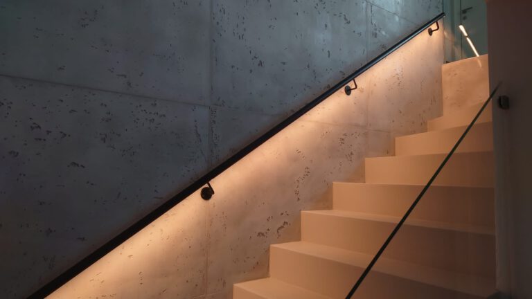LED Edelstahlhandlauf LAMANO in Pulverbeschichtung; LED Handlauf; Edelstahlhandlauf; Beleuchtung, Innenbereich, Treppenhaus