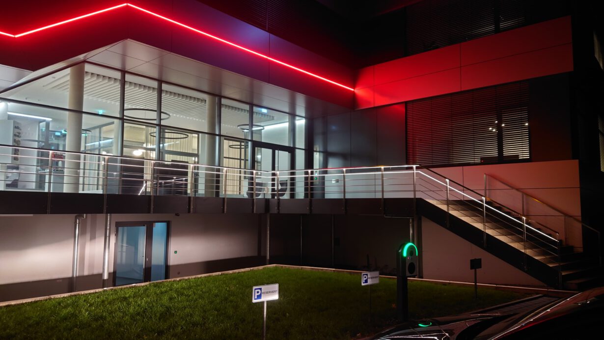 icotek GmbH & Co. KG LED Edelstahlhandlauf und Fassadenbeleuchtung