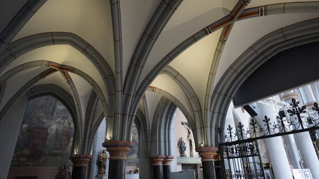 LED Beleuchtungsprojekt City Kirche Aachen St. Nikolaus Sonderprojektleuchte 7 LED Pedelleuchte für den Innenbereich Kirchenbeleuchtung